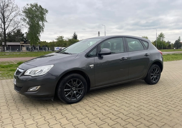 Opel Astra cena 30800 przebieg: 173000, rok produkcji 2012 z Radom małe 172